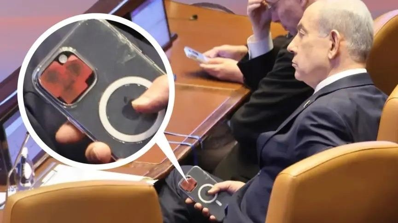 شريط لاصق على الكاميرا.. سر ظهور نتنياهو بهاتف مغطى يثير جدلًا واسعًا المتداول